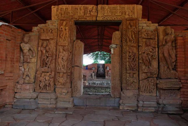 The magnificent entrance to the Tivaradeva Mnahavihara